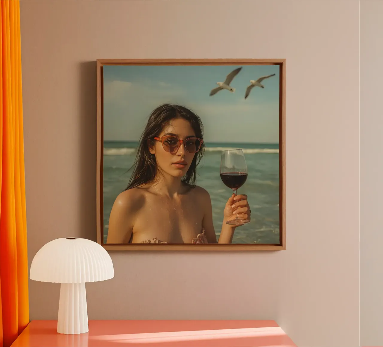 Donna con bicchiere di vino sulla spiaggia Gabbiani sopra la testa tela con Cornice a cassetta da DesignDoodle