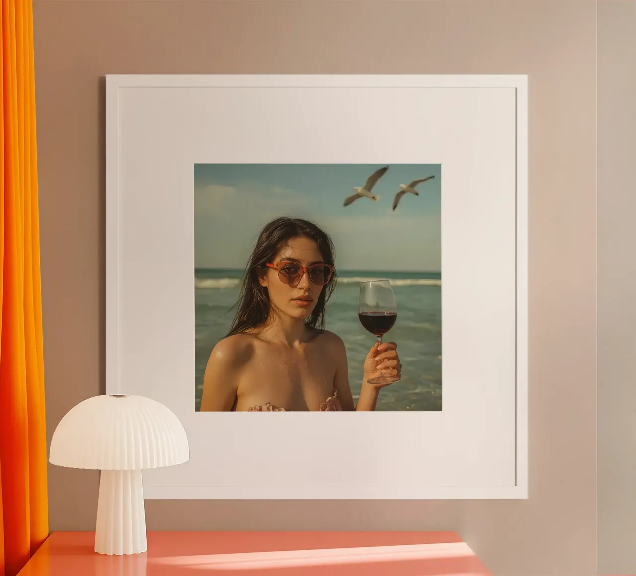 Donna con bicchiere di vino sulla spiaggia Gabbiani sopra la testa poster da DesignDoodle