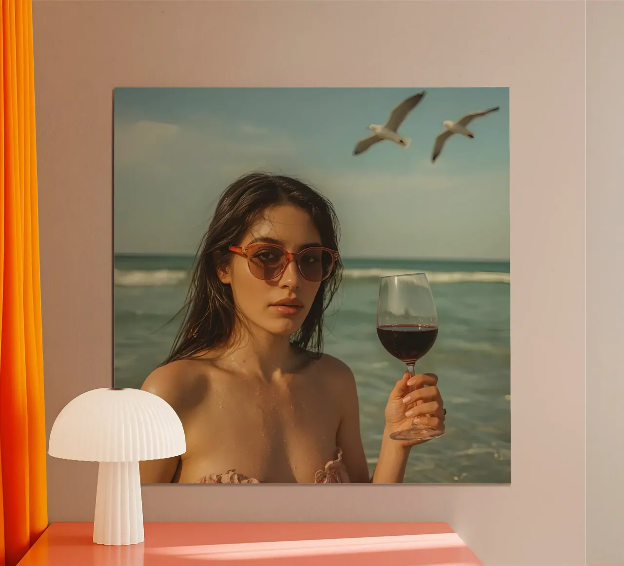 Donna con bicchiere di vino sulla spiaggia Gabbiani sopra la testa poster da DesignDoodle