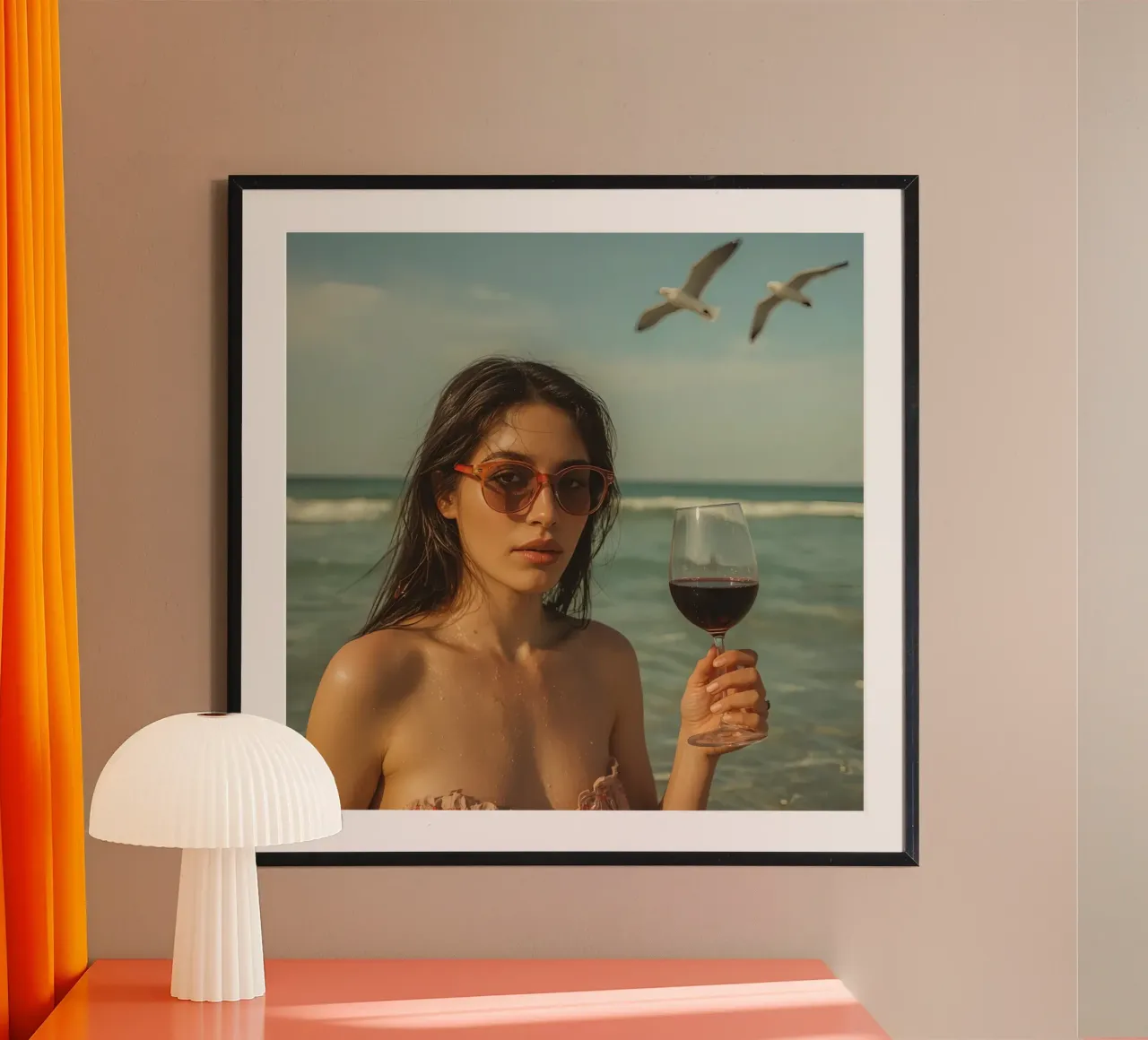Donna con bicchiere di vino sulla spiaggia Gabbiani sopra la testa poster da DesignDoodle