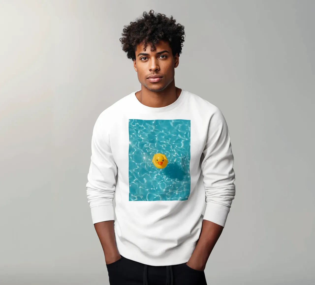 Canard en caoutchouc jaune dans une eau bleue turquoise sweat de DesignDoodle