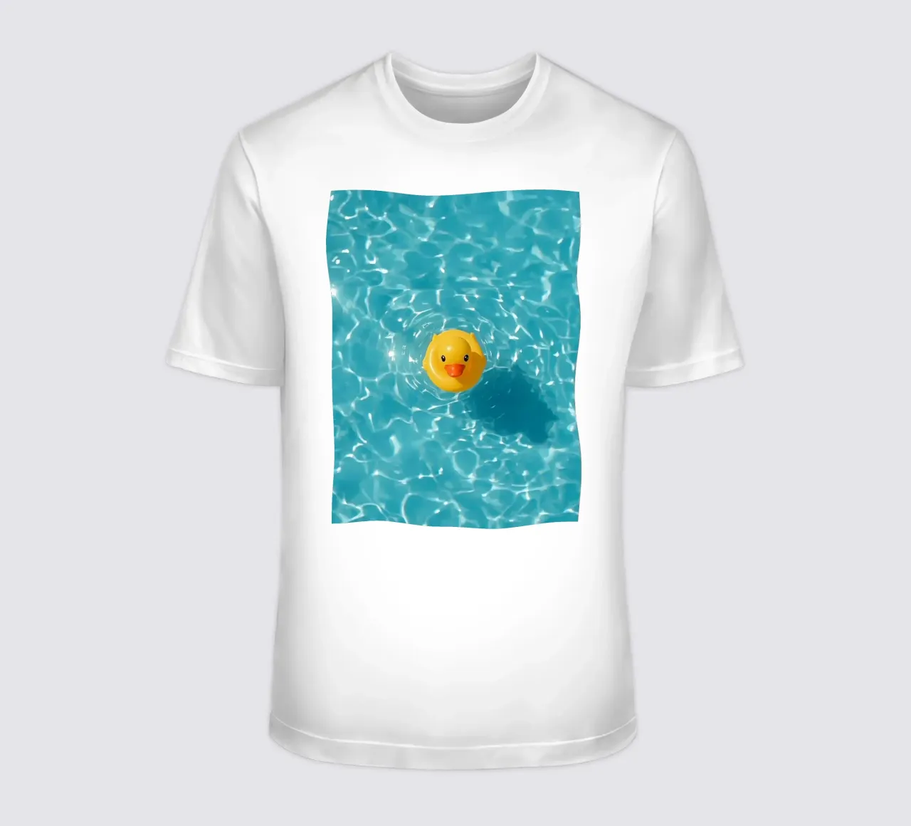 Canard en caoutchouc jaune dans une eau bleue turquoise t-shirt de DesignDoodle