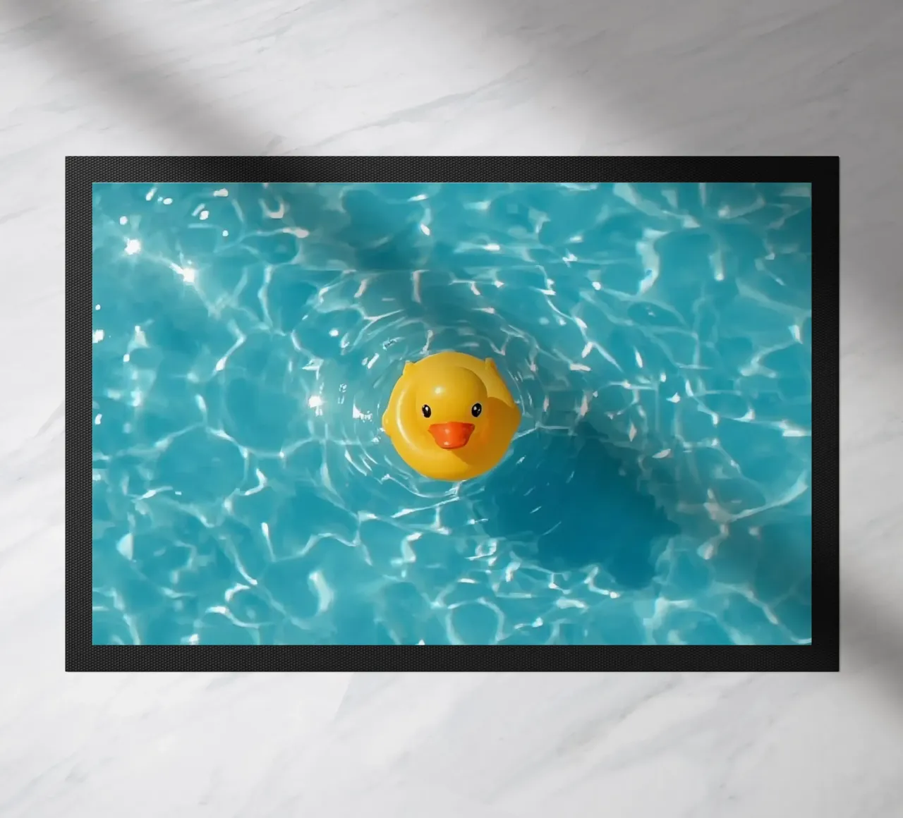 Canard en caoutchouc jaune dans une eau bleue turquoise paillasson de DesignDoodle