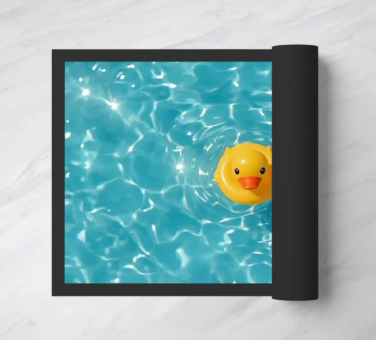 Canard en caoutchouc jaune dans une eau bleue turquoise paillasson de DesignDoodle