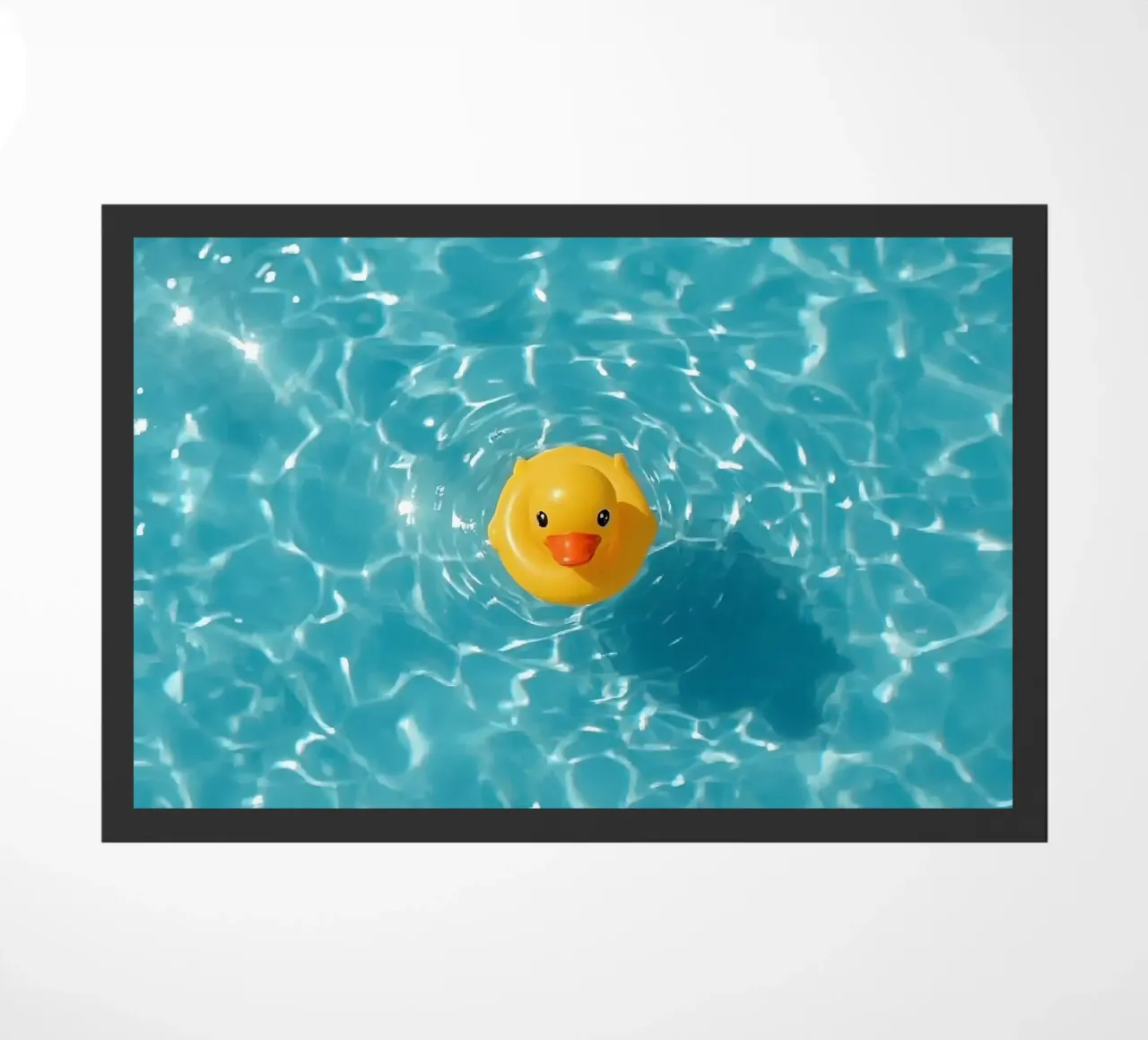Canard en caoutchouc jaune dans une eau bleue turquoise paillasson de DesignDoodle