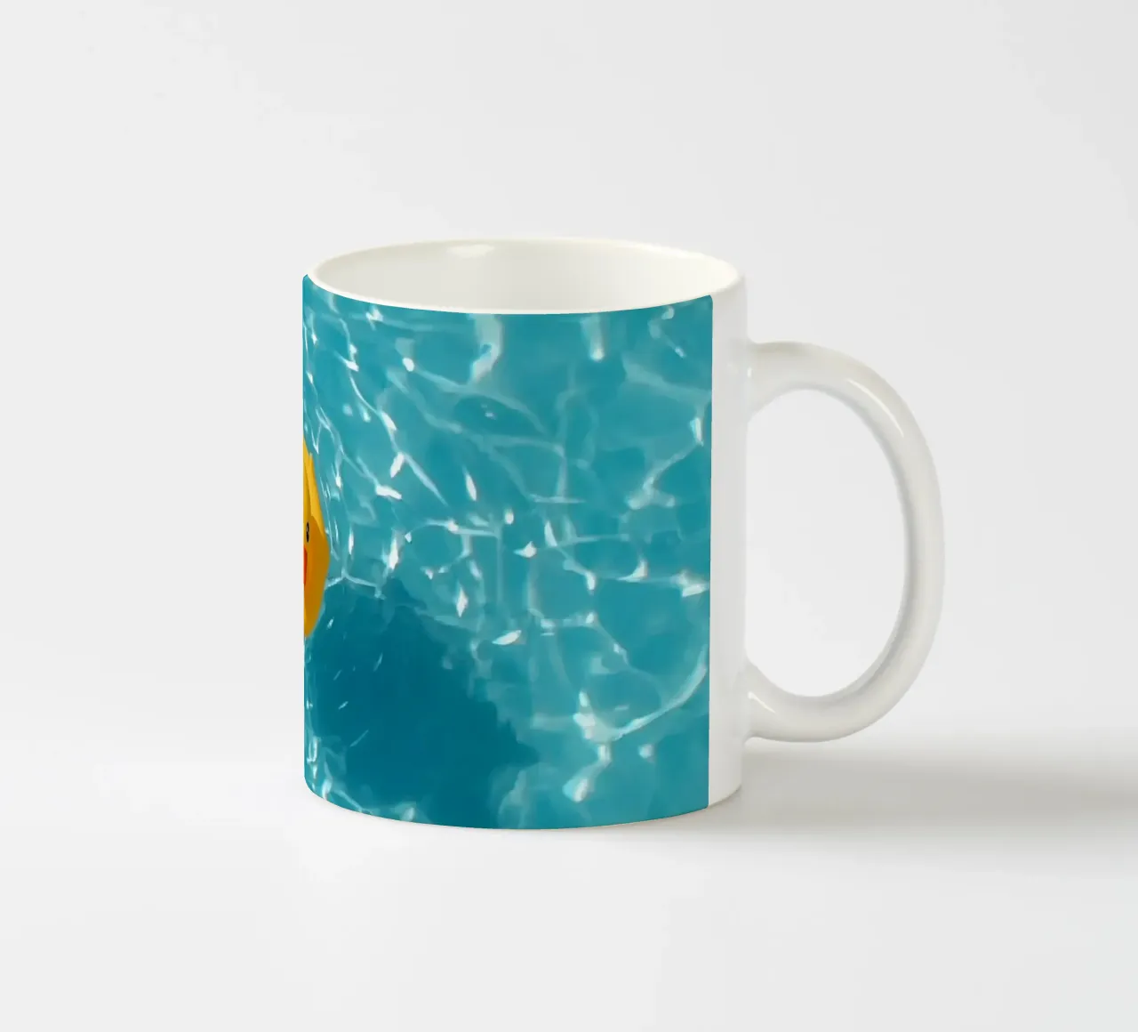 Canard en caoutchouc jaune dans une eau bleue turquoise mug en céramique de DesignDoodle