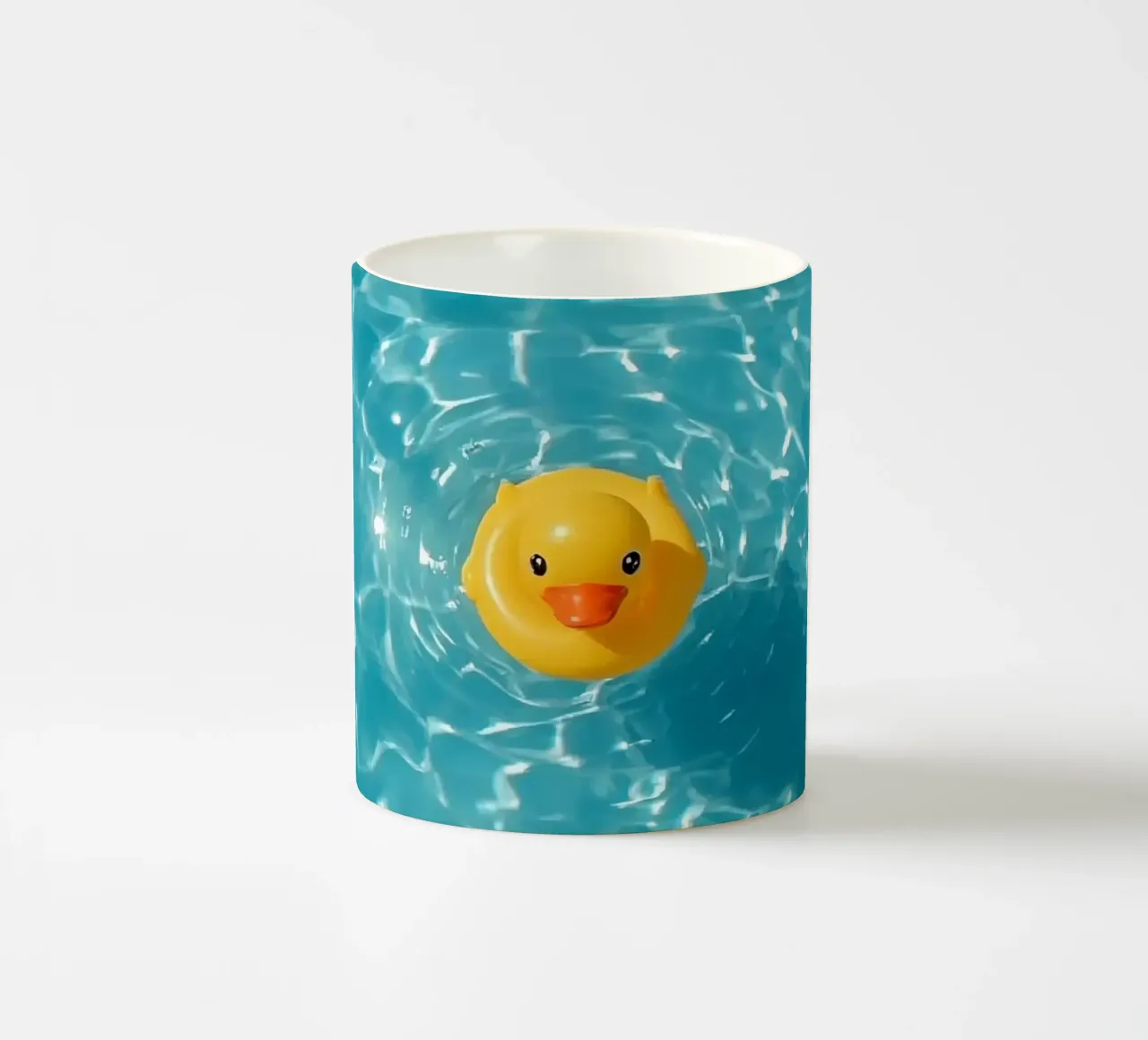 Canard en caoutchouc jaune dans une eau bleue turquoise mug en céramique de DesignDoodle