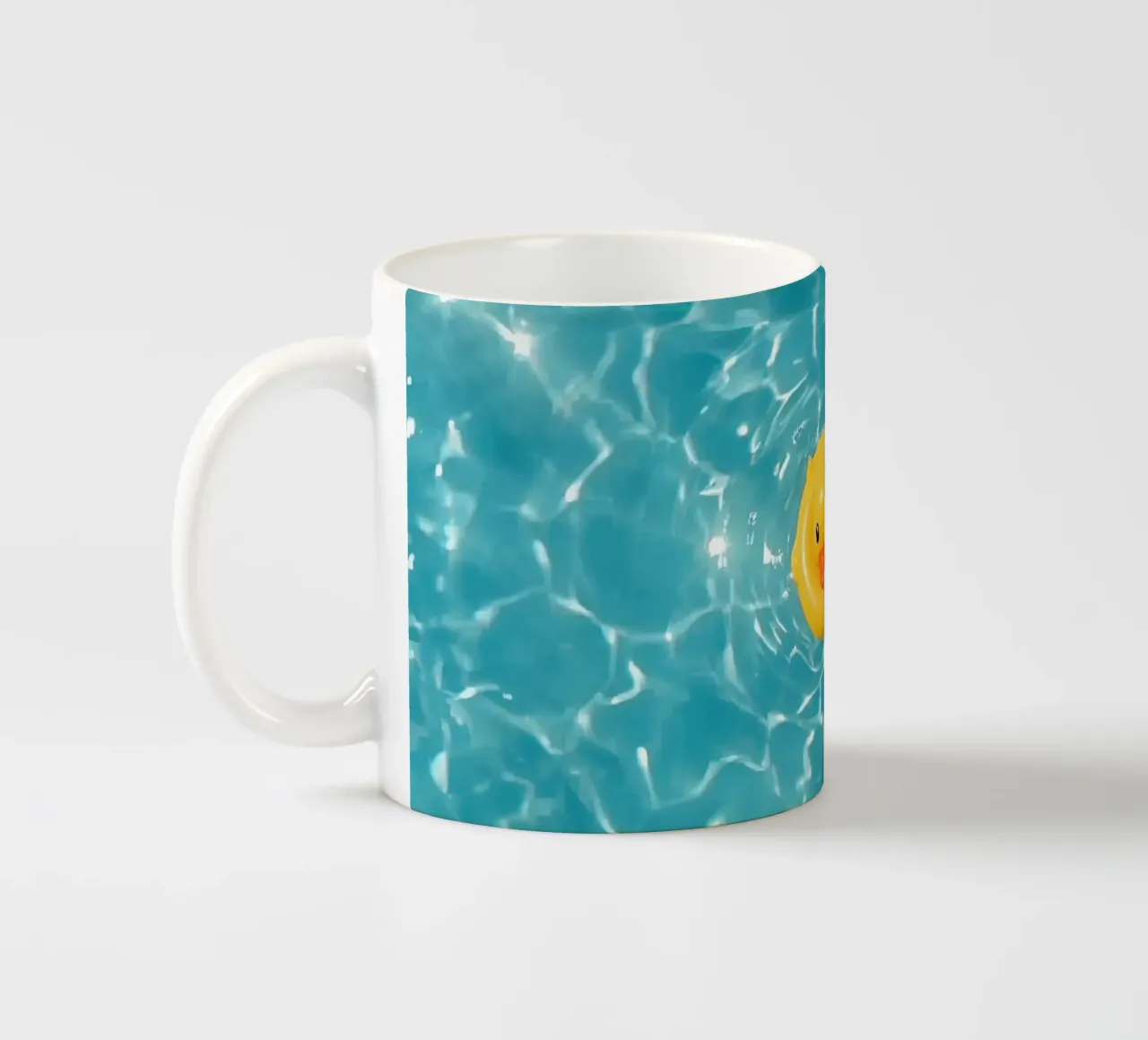 Canard en caoutchouc jaune dans une eau bleue turquoise mug en céramique de DesignDoodle