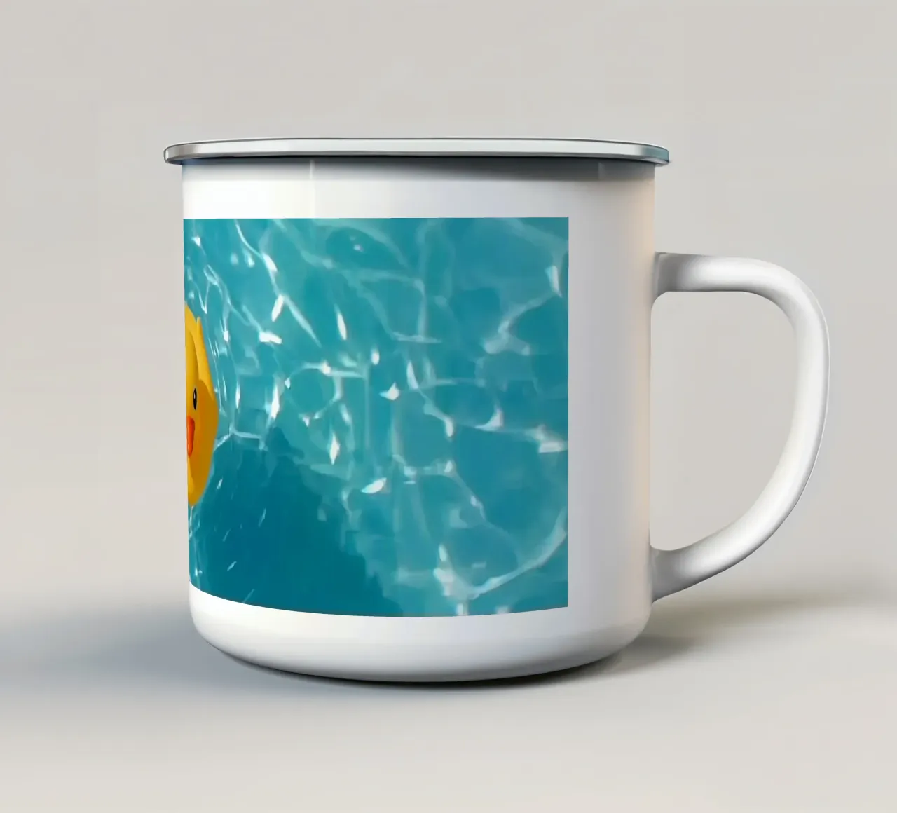 Canard en caoutchouc jaune dans une eau bleue turquoise mug en émail de DesignDoodle