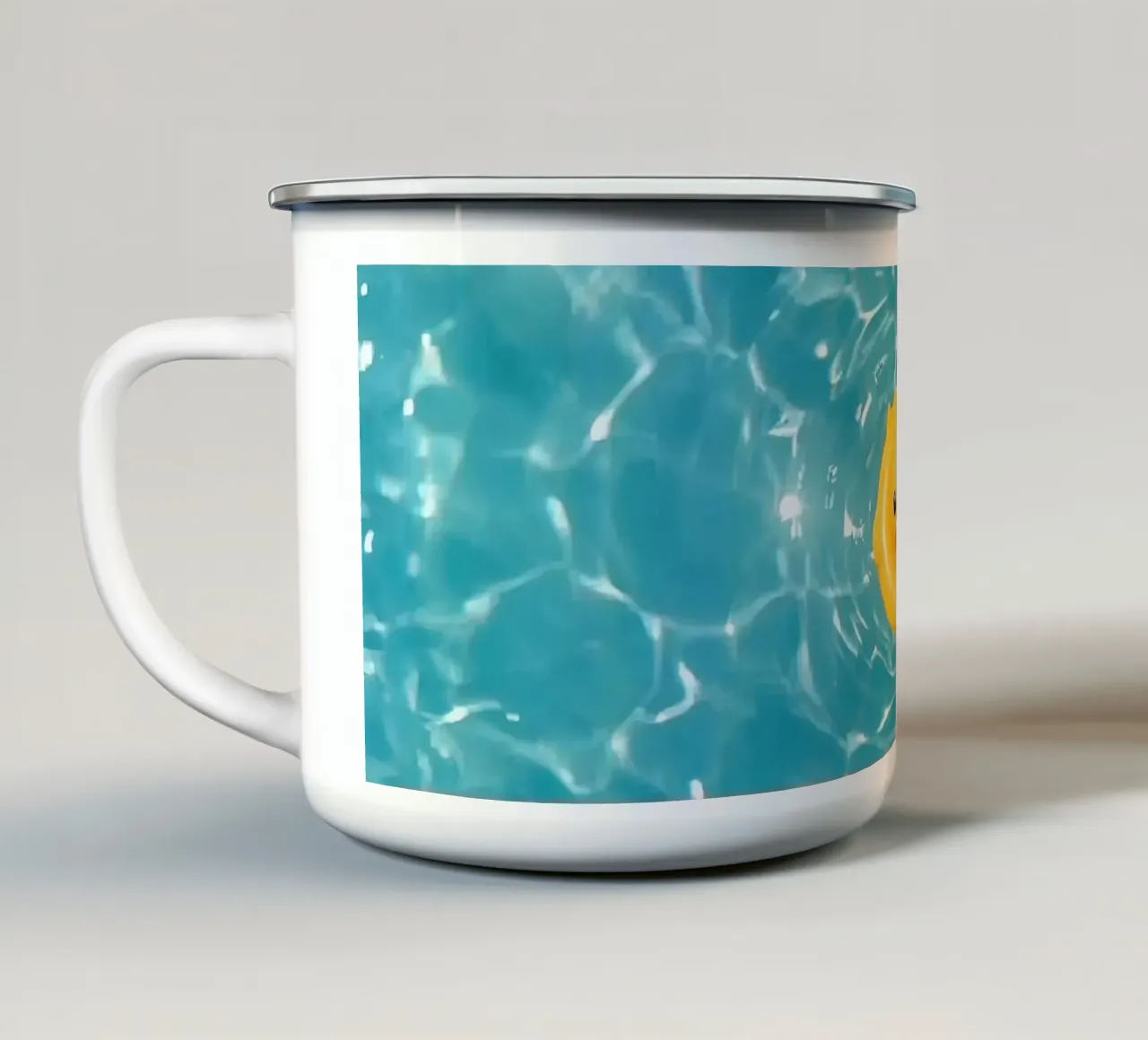 Canard en caoutchouc jaune dans une eau bleue turquoise mug en émail de DesignDoodle