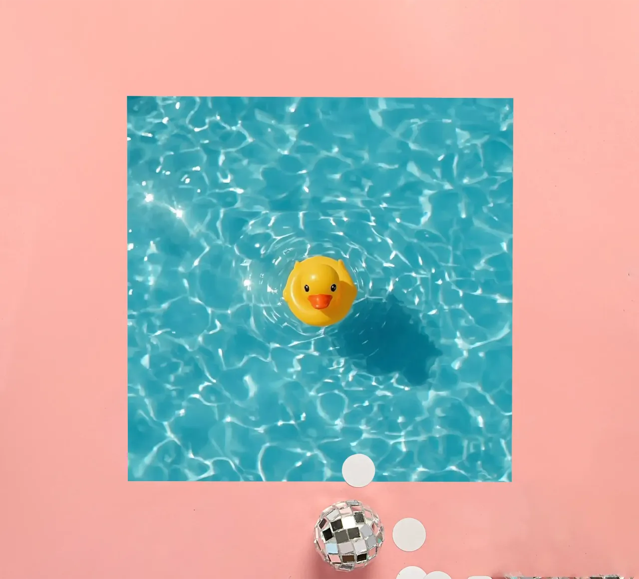 Canard en caoutchouc jaune dans une eau bleue turquoise autocollant de DesignDoodle
