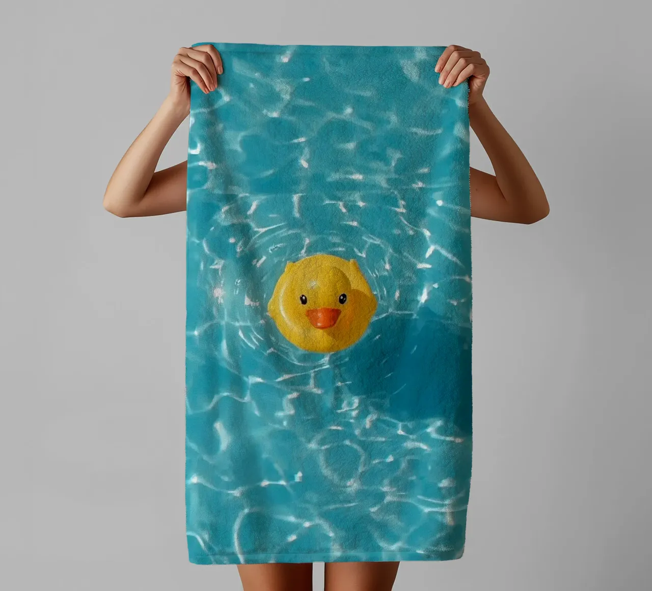 Canard en caoutchouc jaune dans une eau bleue turquoise serviette de bain de DesignDoodle