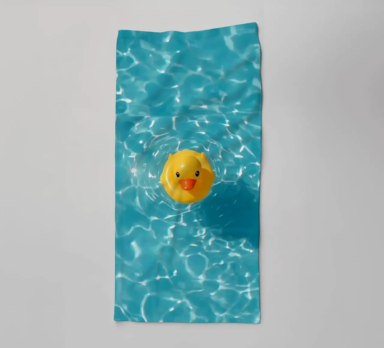 Canard en caoutchouc jaune dans une eau bleue turquoise serviette de bain de DesignDoodle