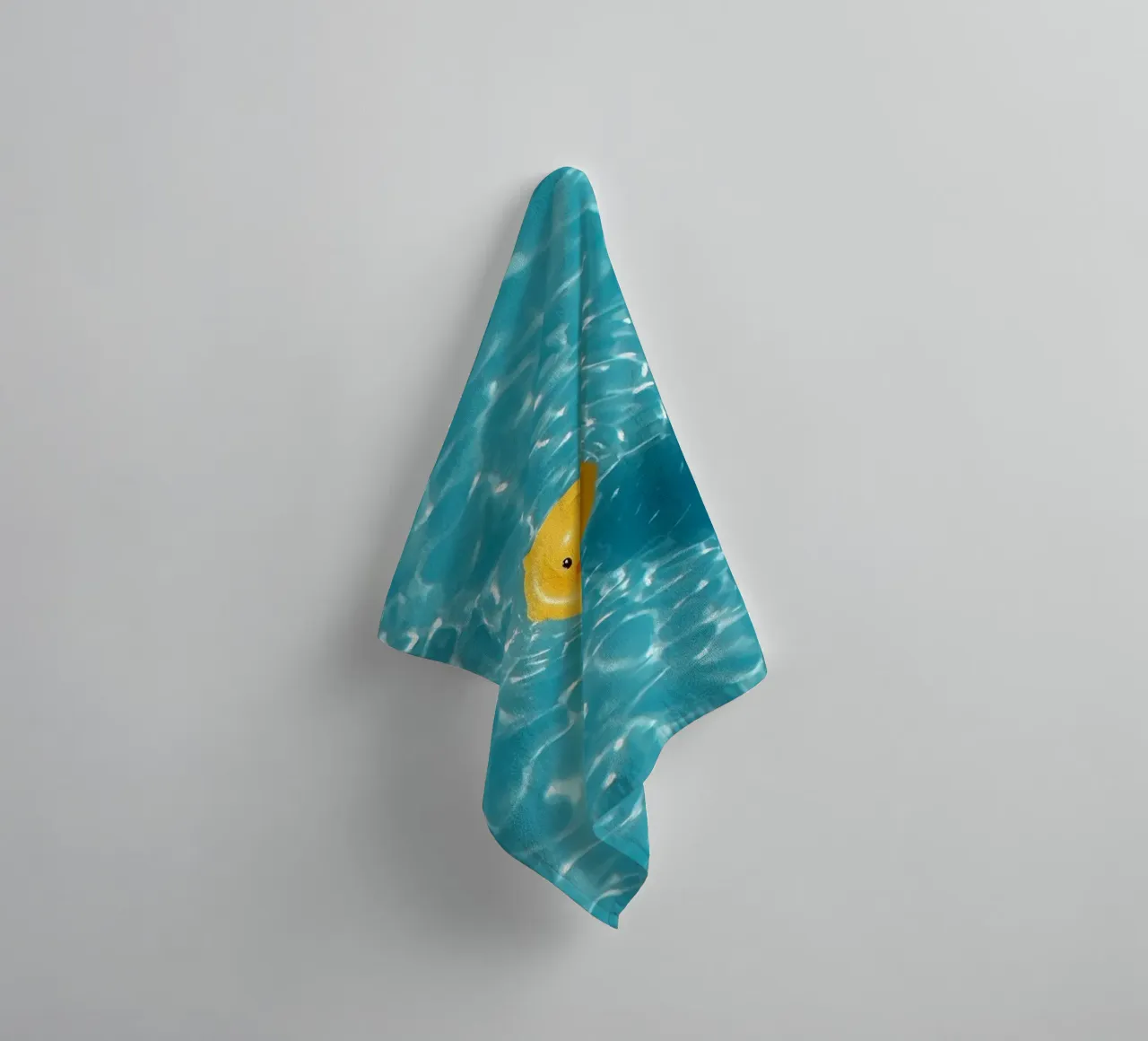 Canard en caoutchouc jaune dans une eau bleue turquoise serviette de bain de DesignDoodle