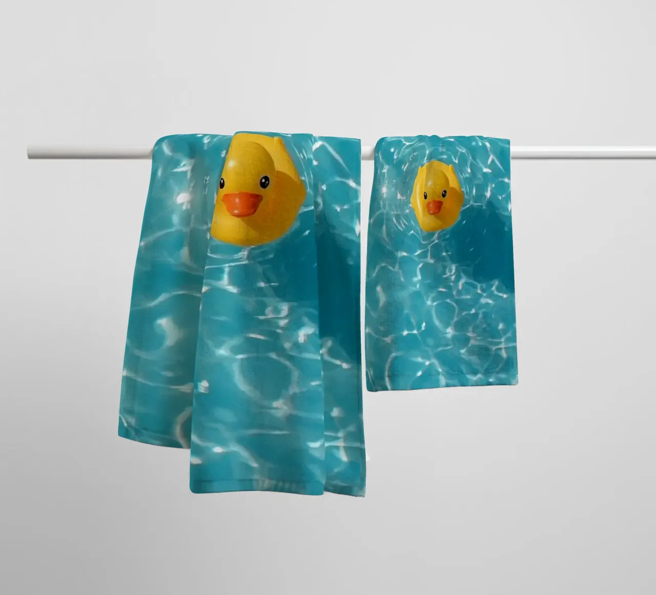 Canard en caoutchouc jaune dans une eau bleue turquoise serviette de bain de DesignDoodle