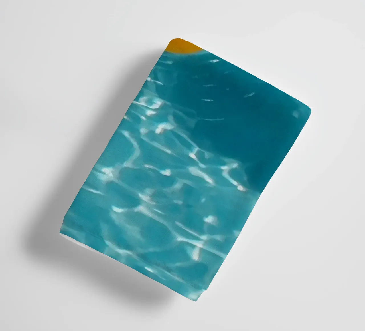 Canard en caoutchouc jaune dans une eau bleue turquoise serviette de bain de DesignDoodle