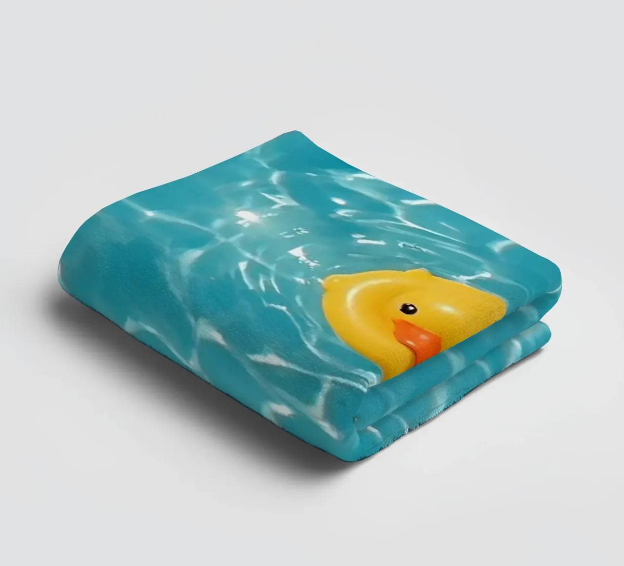 Canard en caoutchouc jaune dans une eau bleue turquoise serviette de bain de DesignDoodle