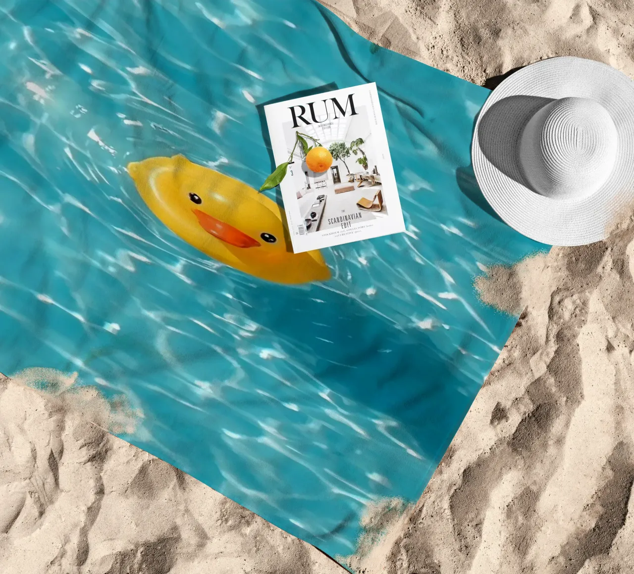 Canard en caoutchouc jaune dans une eau bleue turquoise serviette de plage de DesignDoodle