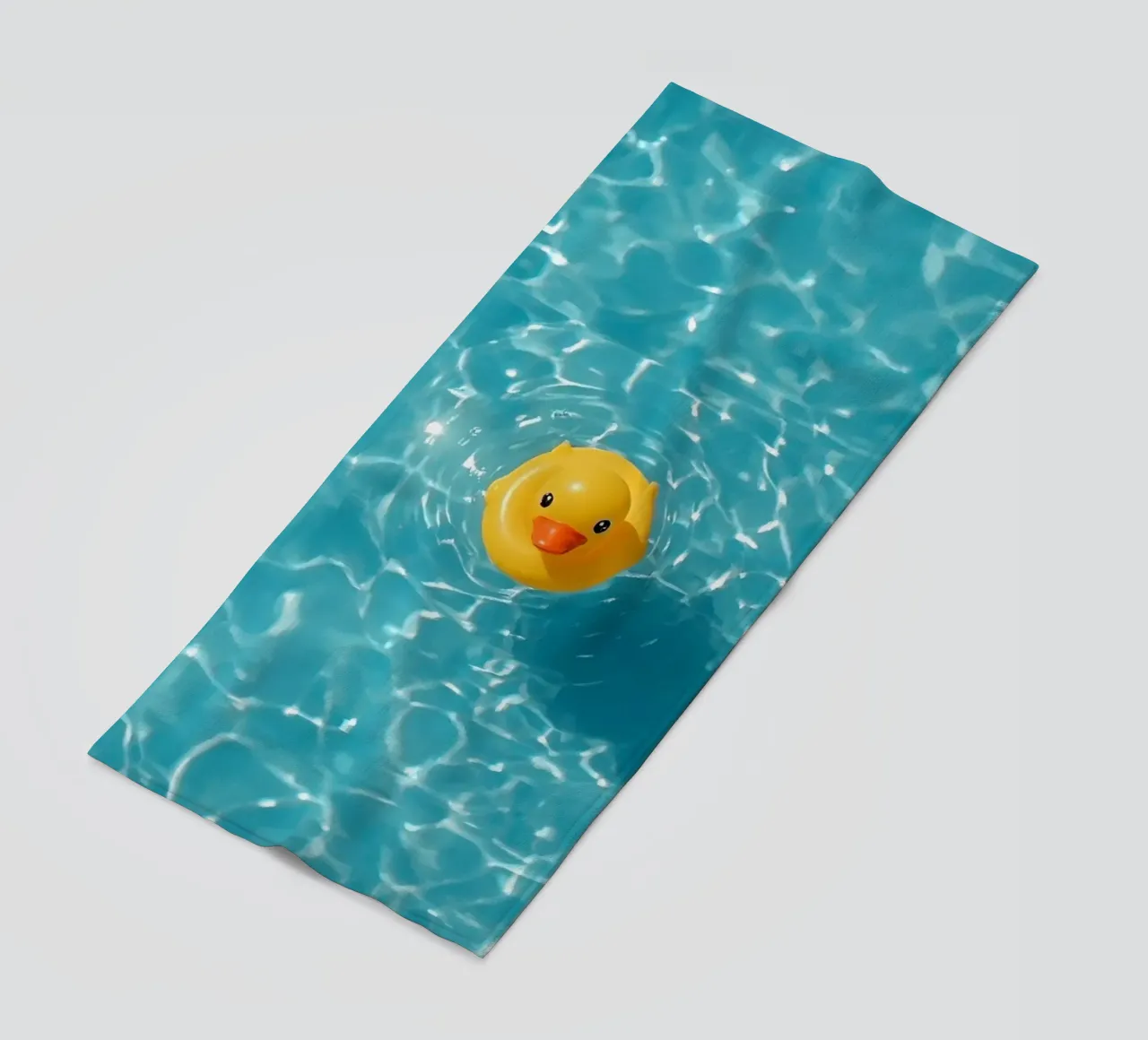 Canard en caoutchouc jaune dans une eau bleue turquoise serviette de plage de DesignDoodle