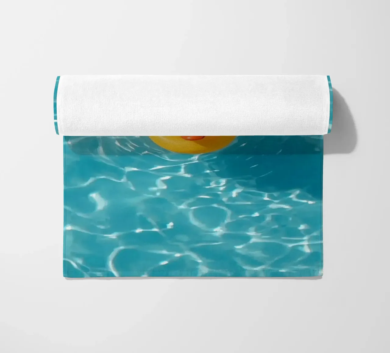 Canard en caoutchouc jaune dans une eau bleue turquoise serviette de plage de DesignDoodle