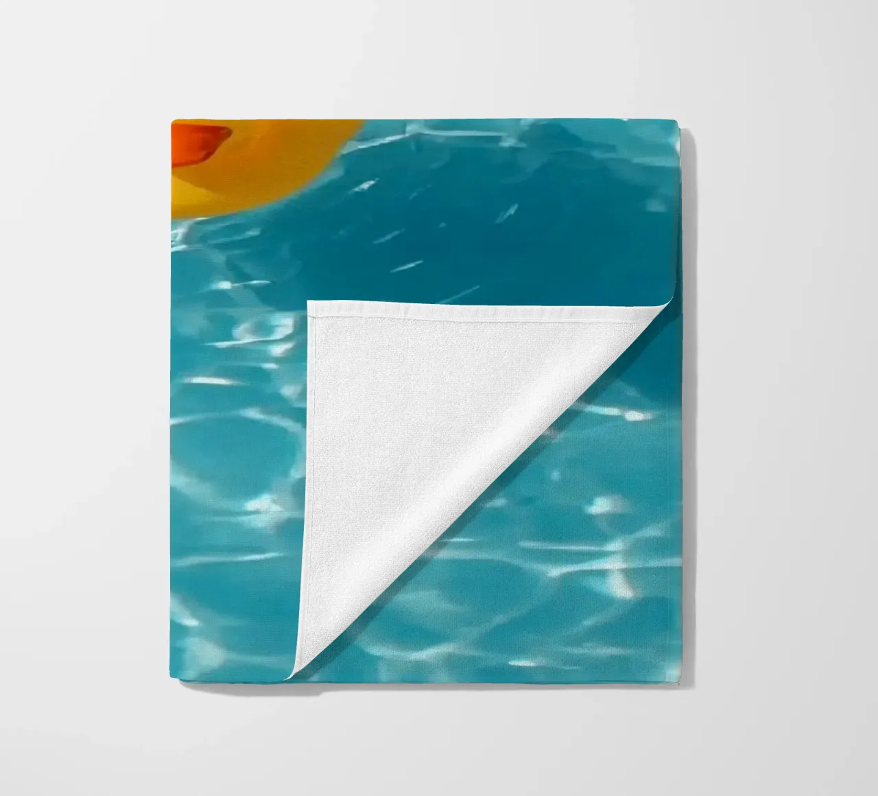 Canard en caoutchouc jaune dans une eau bleue turquoise serviette de plage de DesignDoodle