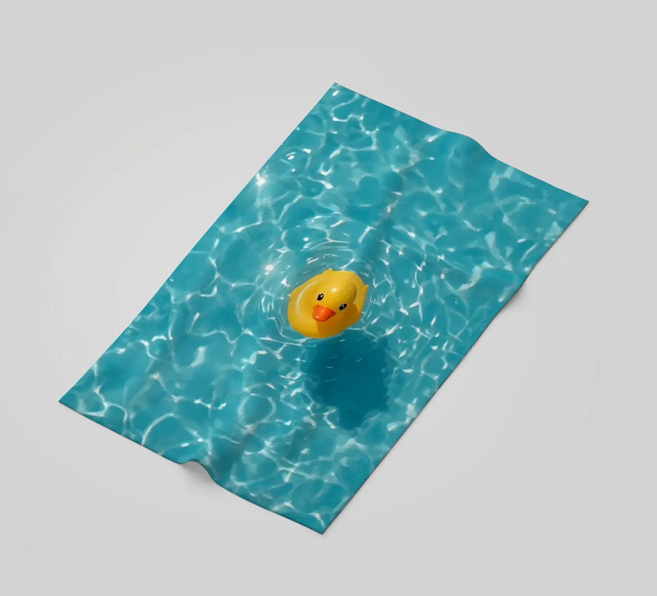 Canard en caoutchouc jaune dans une eau bleue turquoise serviette de plage de DesignDoodle