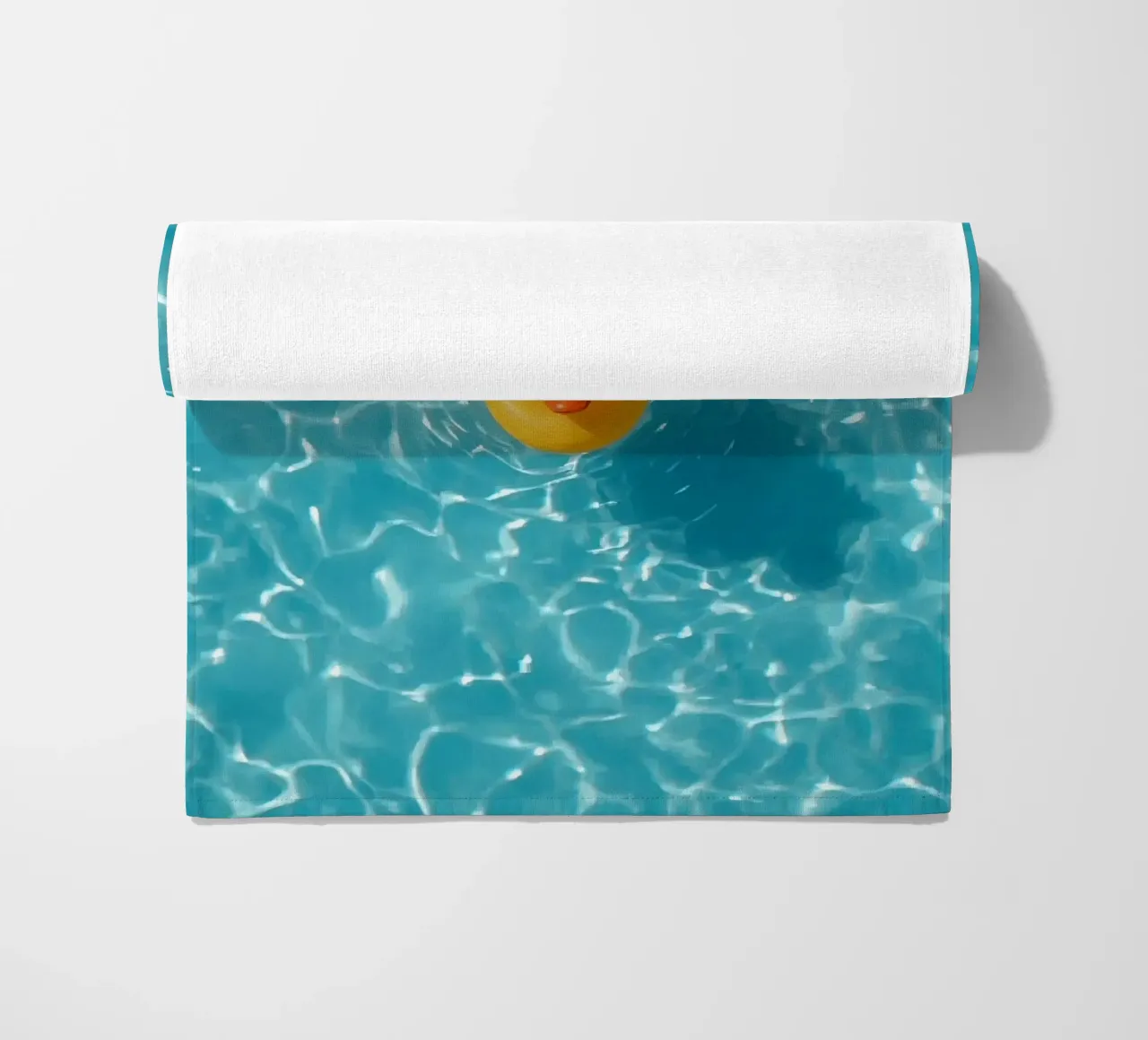 Canard en caoutchouc jaune dans une eau bleue turquoise serviette de plage de DesignDoodle