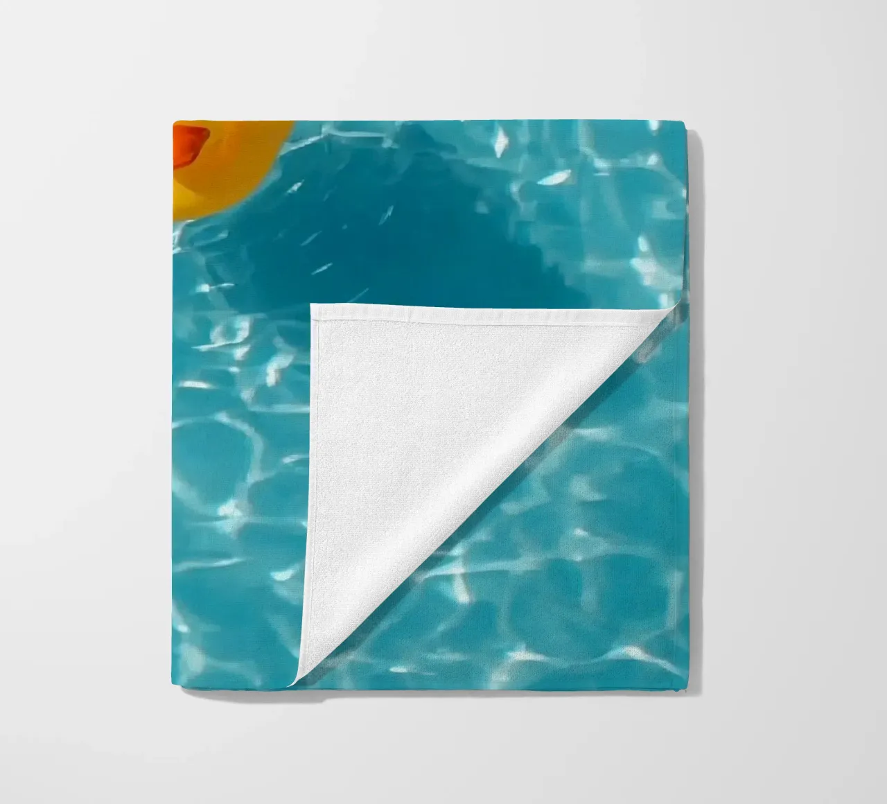 Canard en caoutchouc jaune dans une eau bleue turquoise serviette de plage de DesignDoodle