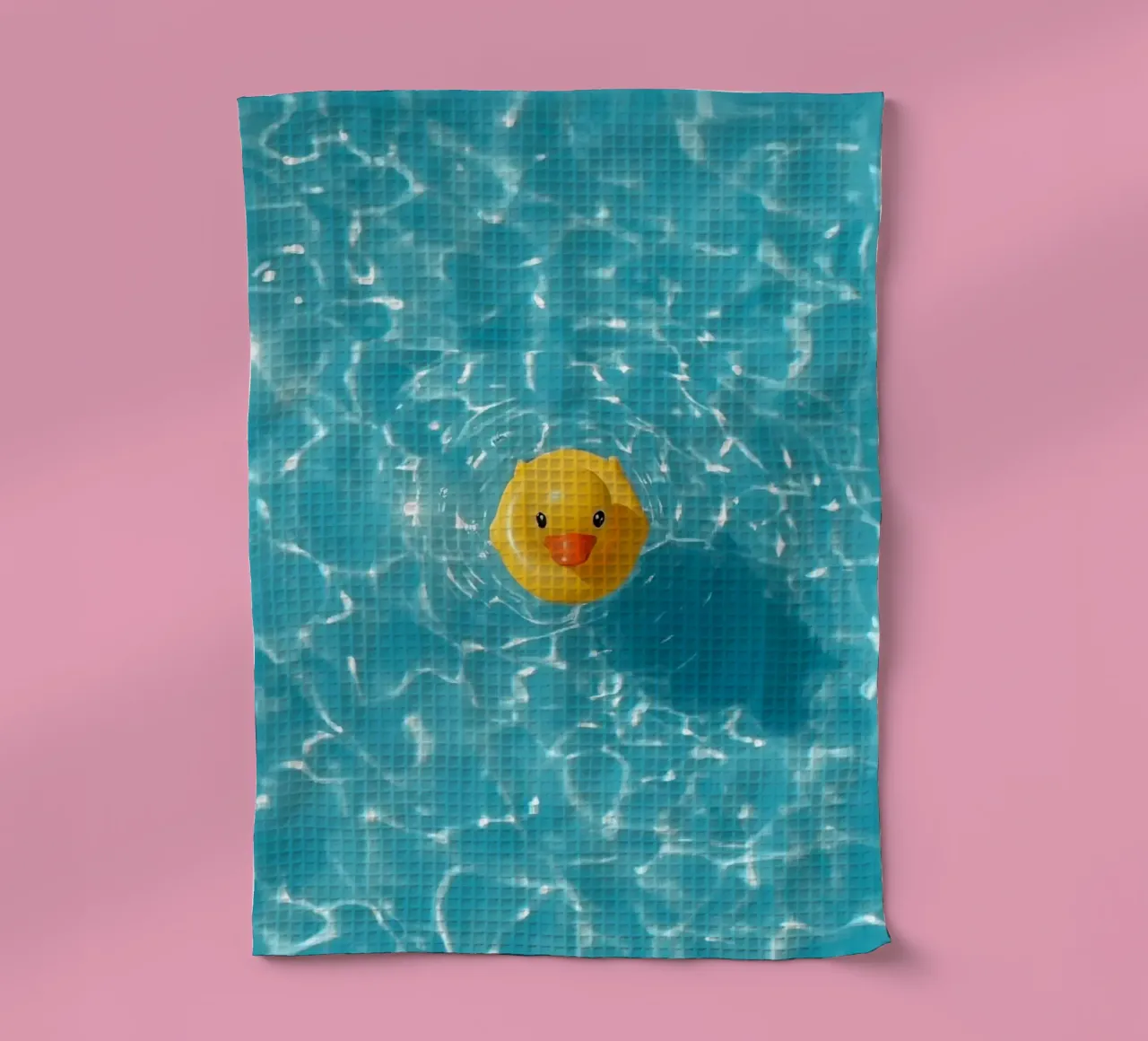 Canard en caoutchouc jaune dans une eau bleue turquoise torchon de DesignDoodle