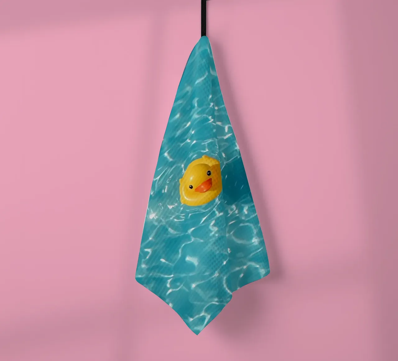 Canard en caoutchouc jaune dans une eau bleue turquoise torchon de DesignDoodle