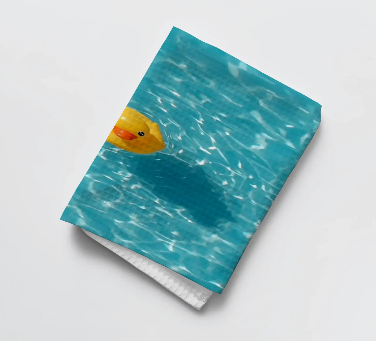 Canard en caoutchouc jaune dans une eau bleue turquoise torchon de DesignDoodle
