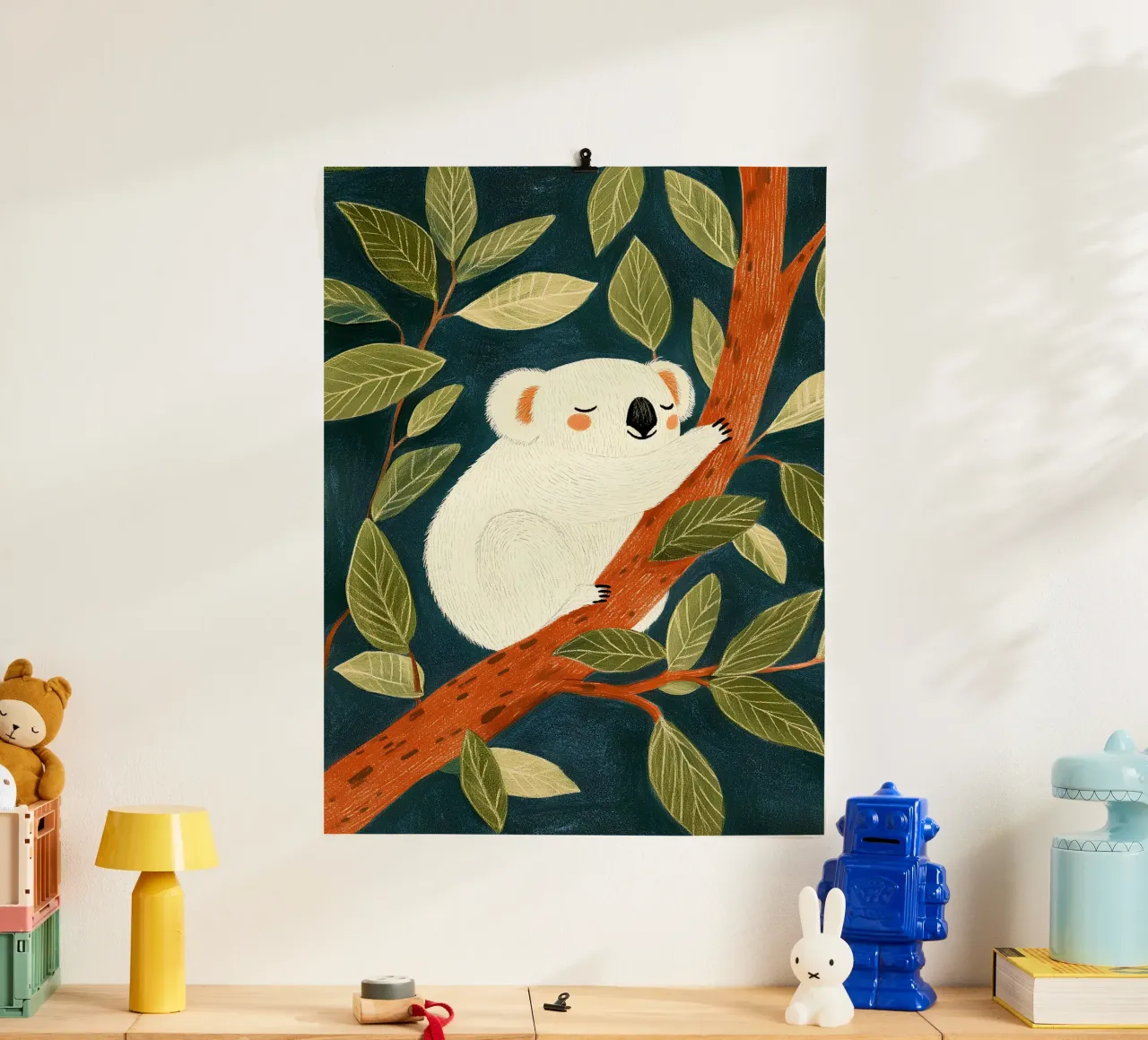 Koala addormentato poster con telaio in legno da Curious Canvas