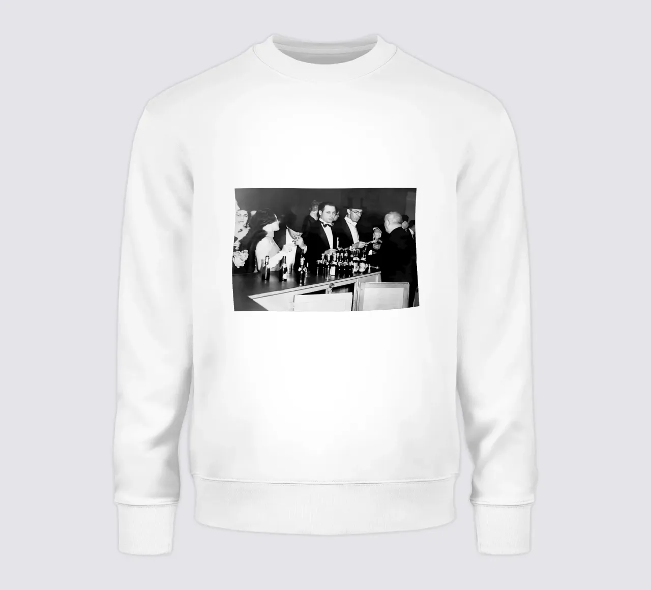 Prohibition, clients au bar, photo ancienne en noir et blanc sweat de Vibrant Vintage Prints