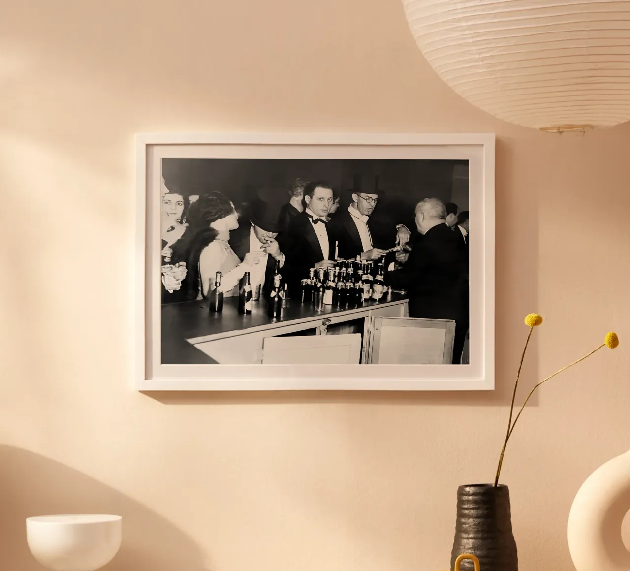 Prohibition, clients au bar, photo ancienne en noir et blanc poster de Vibrant Vintage Prints