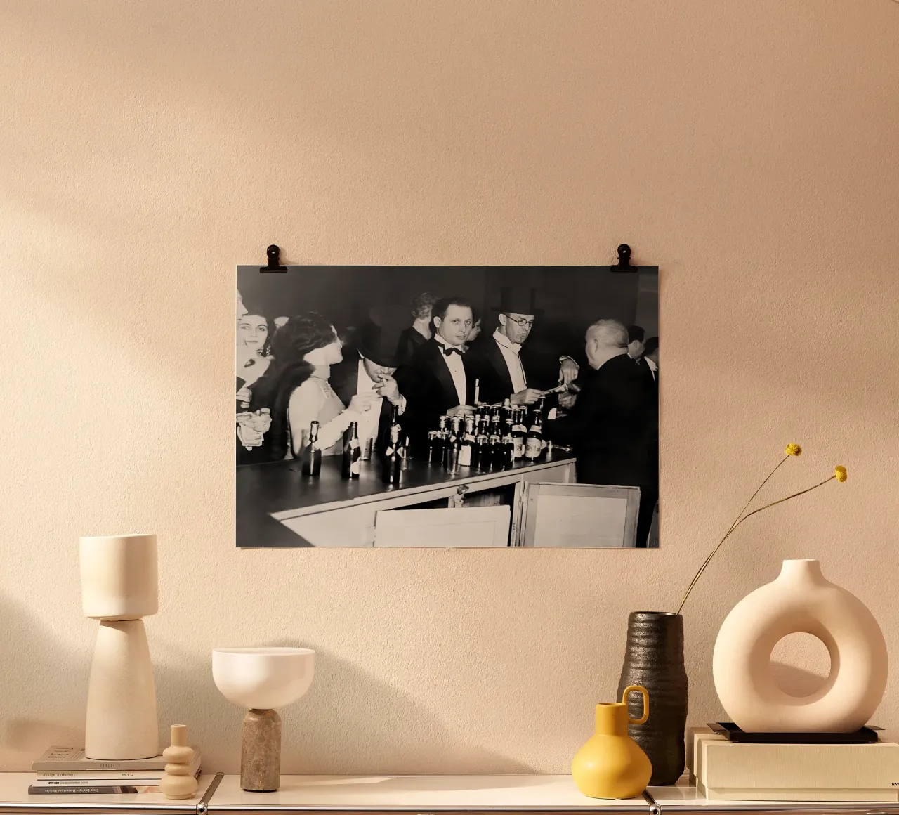 Prohibition, clients au bar, photo ancienne en noir et blanc poster de Vibrant Vintage Prints