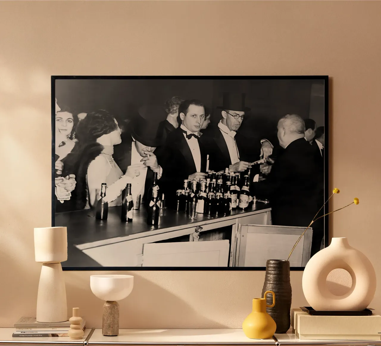 Prohibition, clients au bar, photo ancienne en noir et blanc poster de Vibrant Vintage Prints