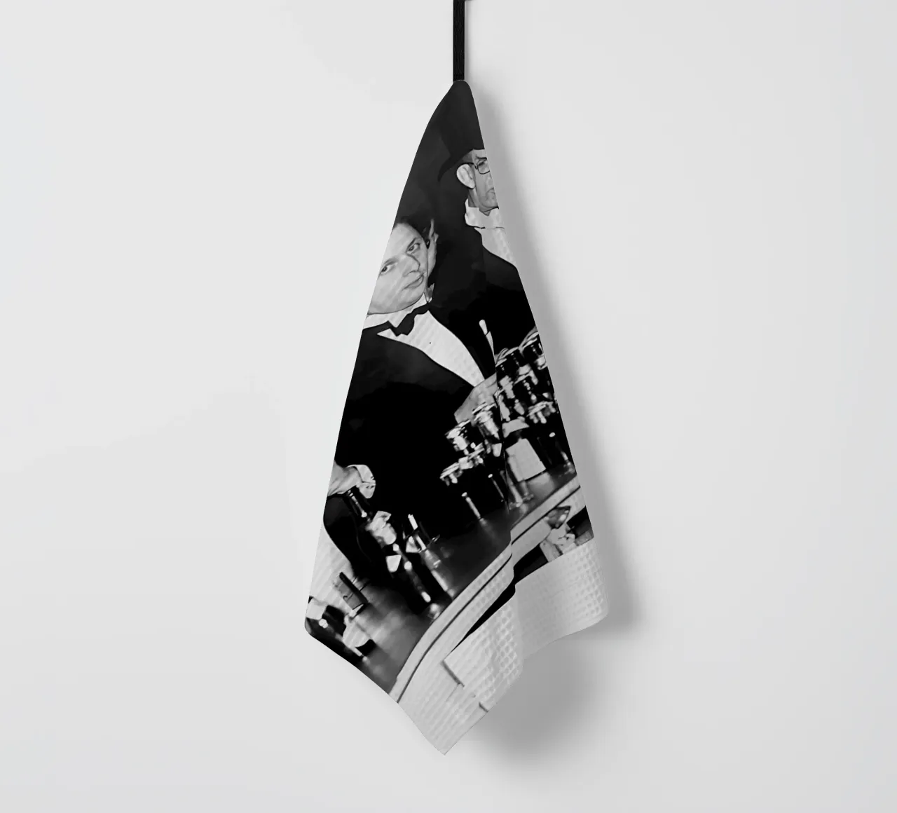 Prohibition, clients au bar, photo ancienne en noir et blanc torchon de Vibrant Vintage Prints