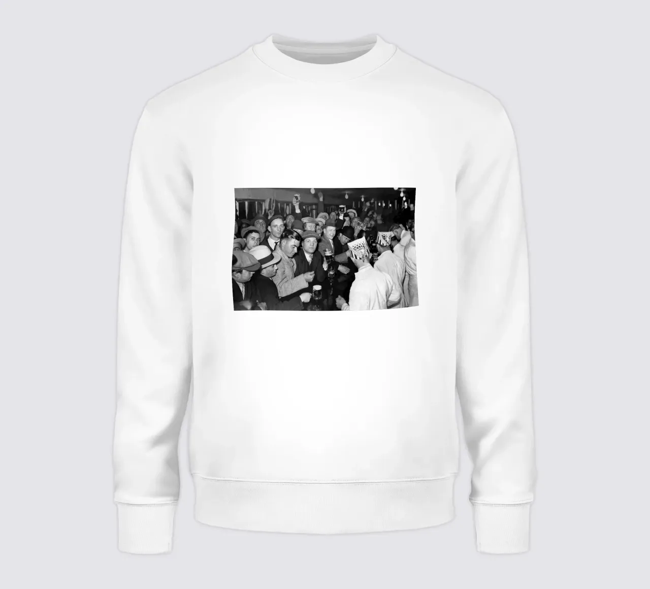 Prohibition, clients au bar, photo ancienne en noir et blanc sweat de Vibrant Vintage Prints