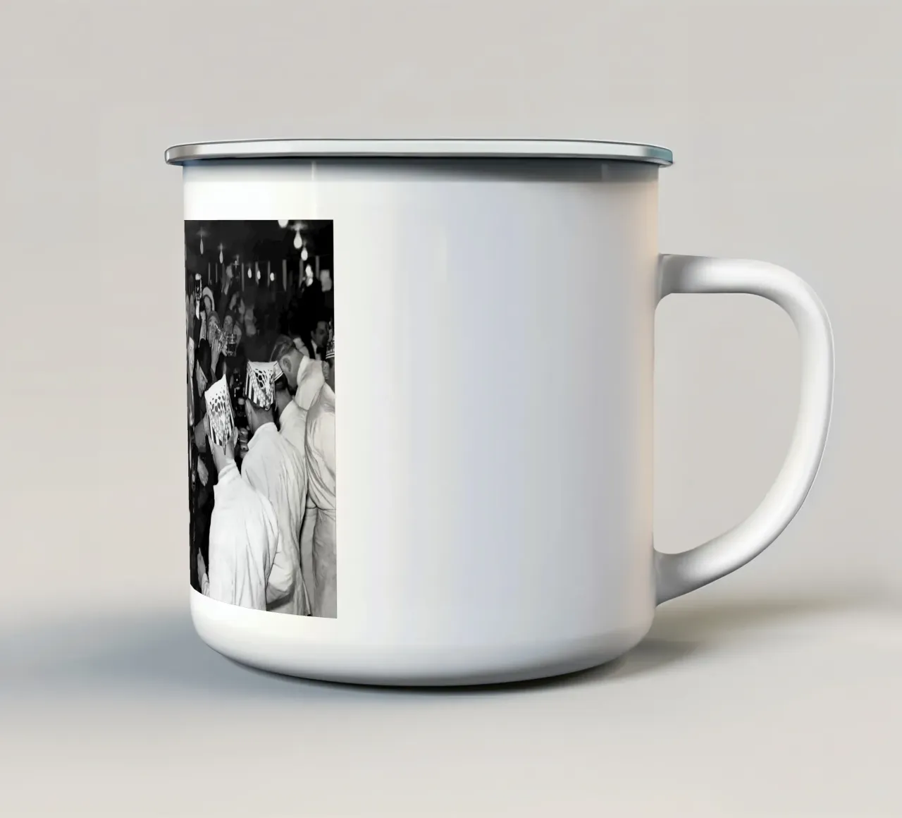 Prohibition, clients au bar, photo ancienne en noir et blanc mug en émail de Vibrant Vintage Prints