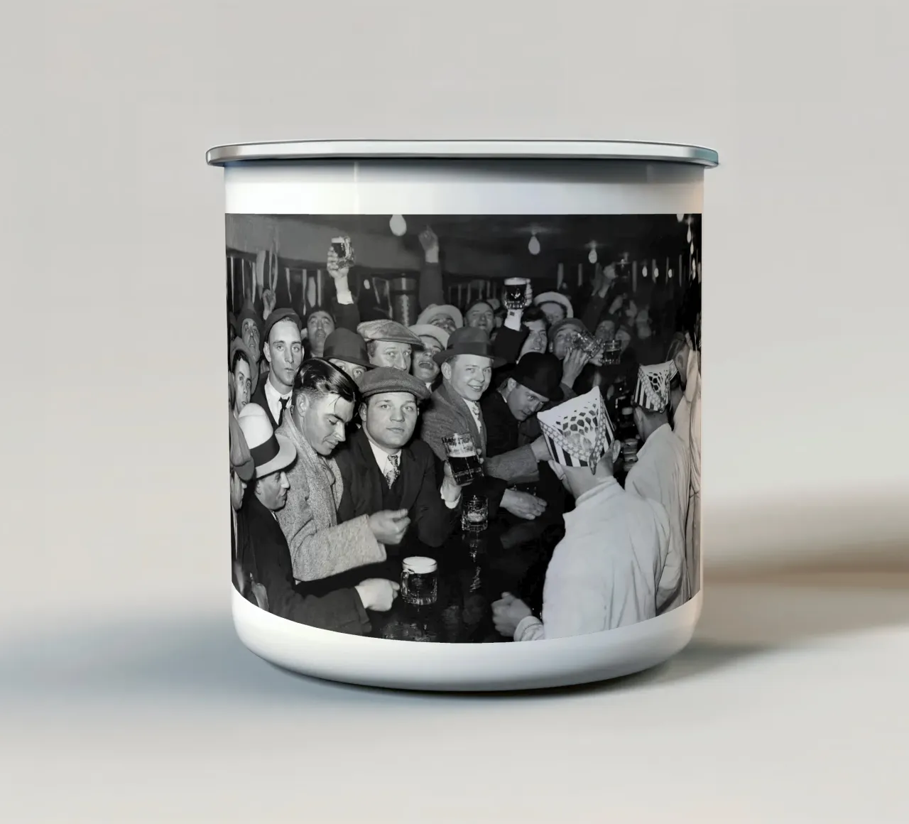 Prohibition, clients au bar, photo ancienne en noir et blanc mug en émail de Vibrant Vintage Prints