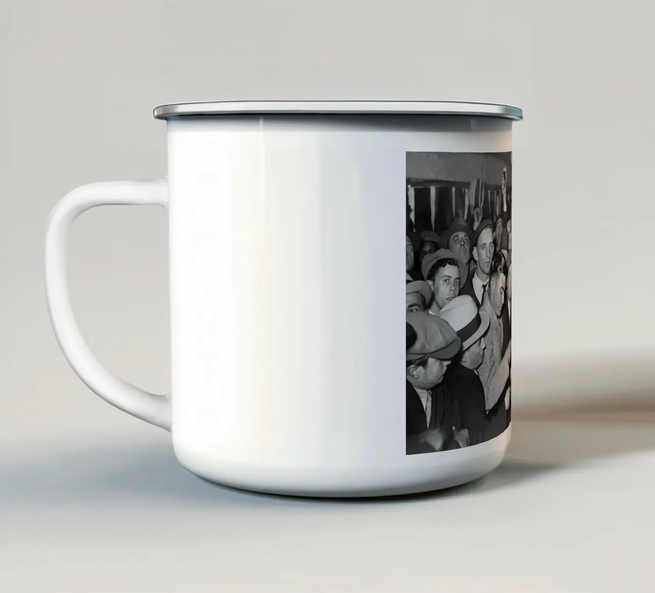 Prohibition, clients au bar, photo ancienne en noir et blanc mug en émail de Vibrant Vintage Prints