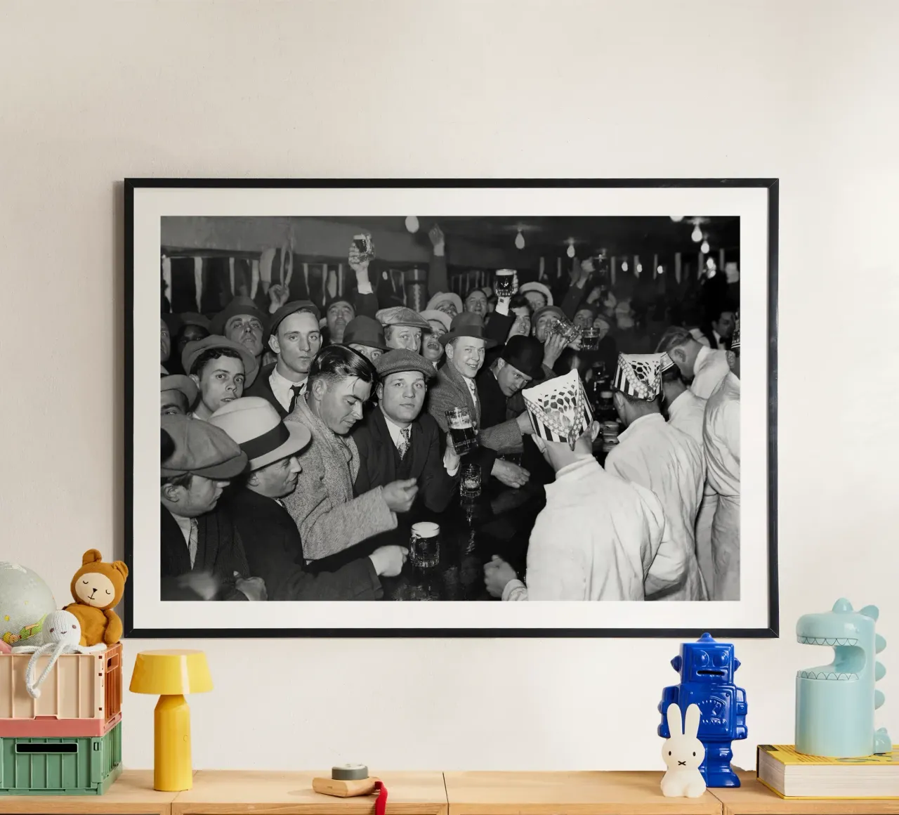 Prohibition, clients au bar, photo ancienne en noir et blanc poster avec cadre en bois de Vibrant Vintage Prints