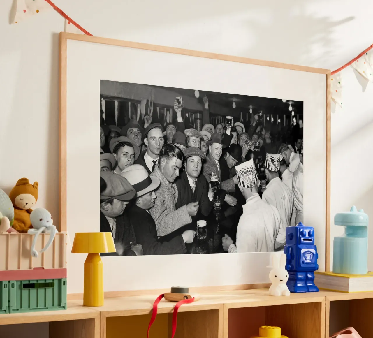 Prohibition, clients au bar, photo ancienne en noir et blanc poster avec cadre en bois de Vibrant Vintage Prints