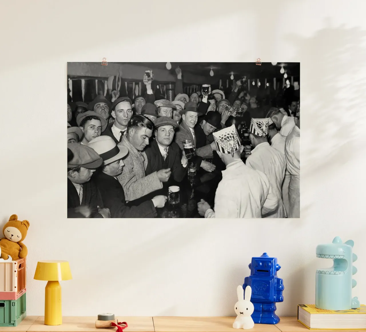 Prohibition, clients au bar, photo ancienne en noir et blanc poster avec cadre en bois de Vibrant Vintage Prints