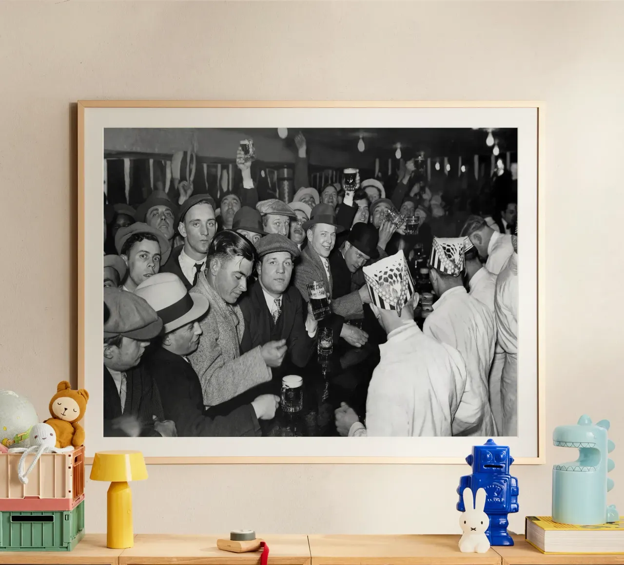 Prohibition, clients au bar, photo ancienne en noir et blanc poster avec cadre en bois de Vibrant Vintage Prints