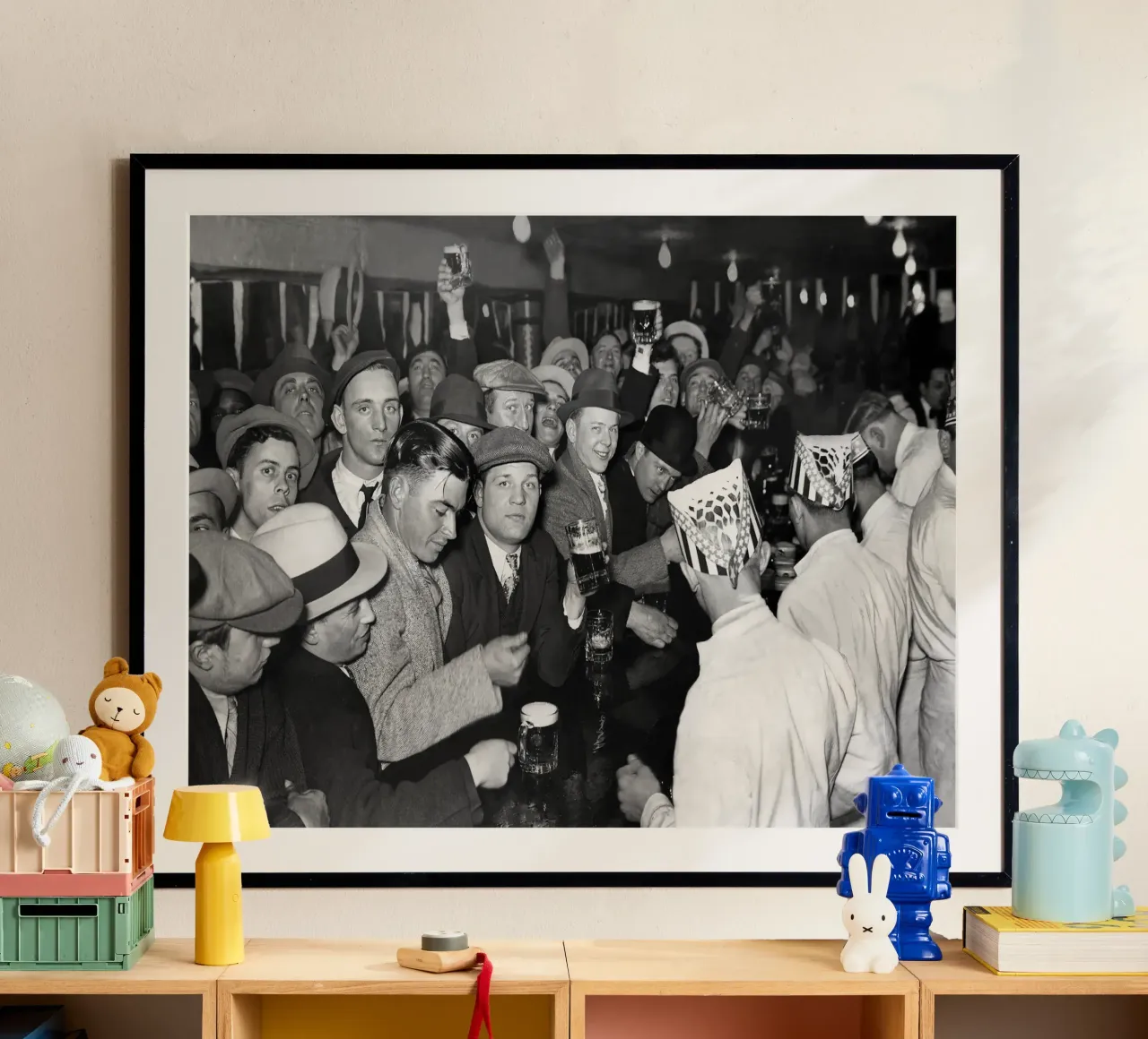 Prohibition, clients au bar, photo ancienne en noir et blanc poster avec cadre en bois de Vibrant Vintage Prints