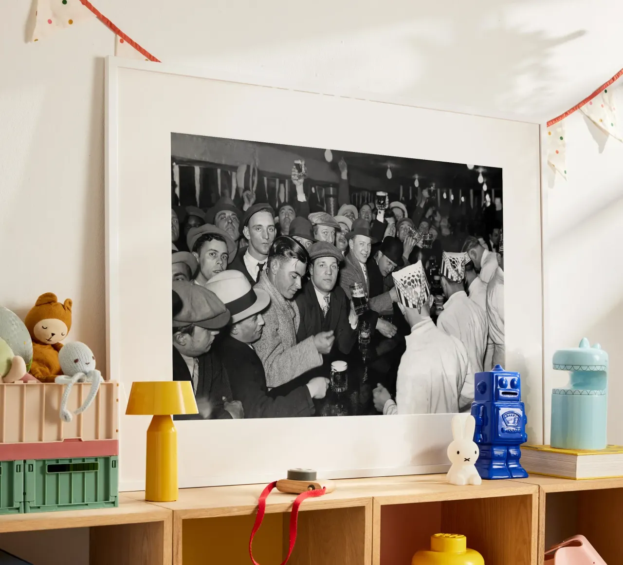 Prohibition, clients au bar, photo ancienne en noir et blanc poster avec cadre en bois de Vibrant Vintage Prints