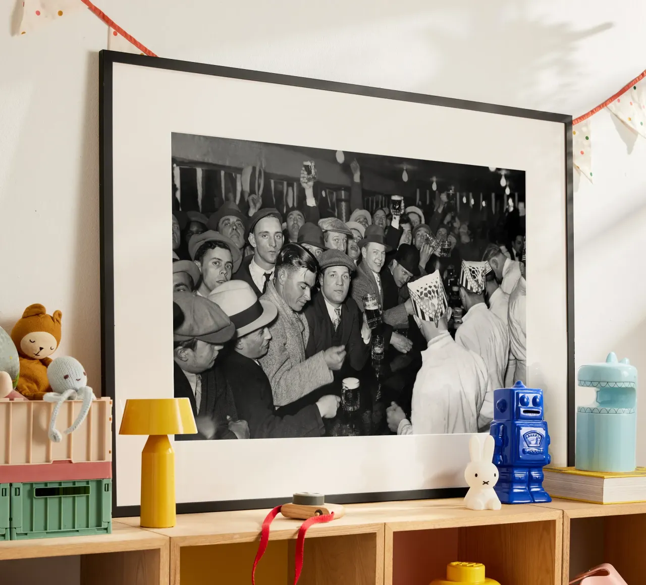 Prohibition, clients au bar, photo ancienne en noir et blanc poster avec cadre en bois de Vibrant Vintage Prints