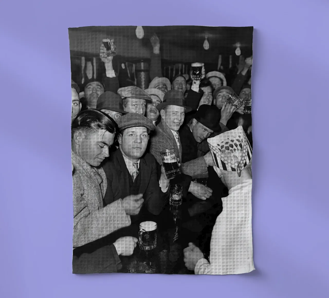 Prohibition, clients au bar, photo ancienne en noir et blanc torchon de Vibrant Vintage Prints