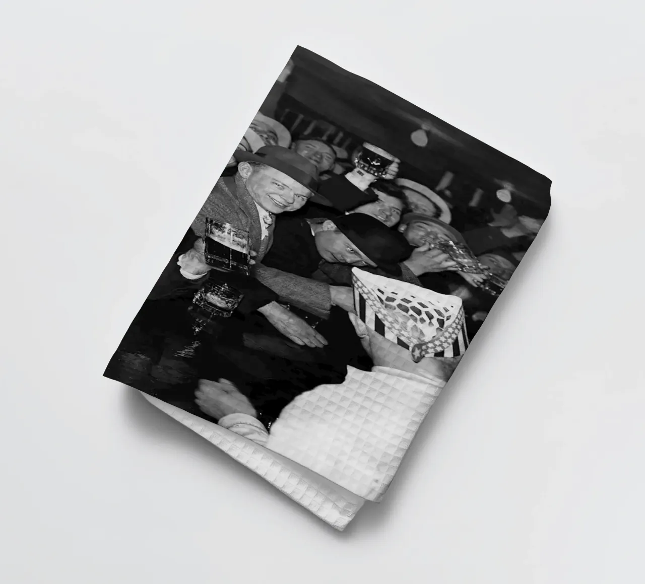Prohibition, clients au bar, photo ancienne en noir et blanc torchon de Vibrant Vintage Prints